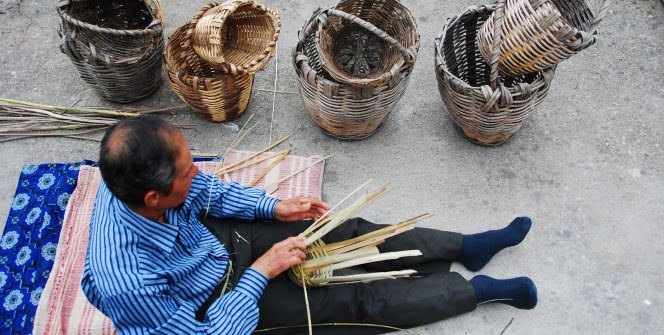 Hayıt ve kargı dallarından yapılan sepetler plastik kovalara direniyor