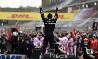 Hamilton kupasını aldı