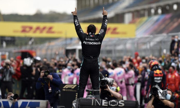 Hamilton kupasını aldı