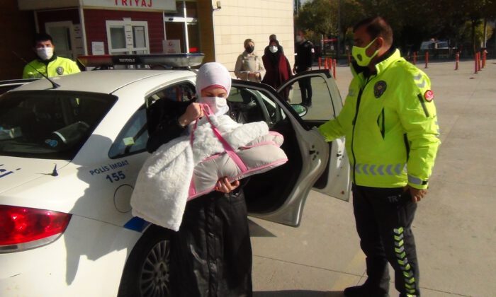 Uygulama yapan polisler duyarsız kalmadı