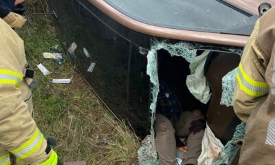 Otomobil viyadükten uçtu, sürücü araçta sıkıştı