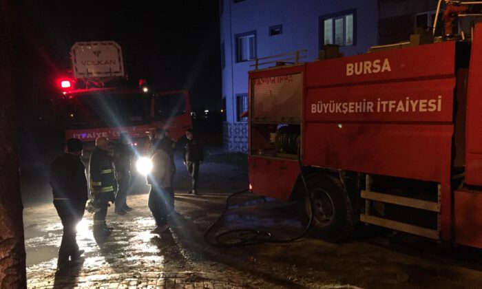 İtfaiye eri yangında yaralanırken, mahalleli virüse rağmen sokağa döküldü