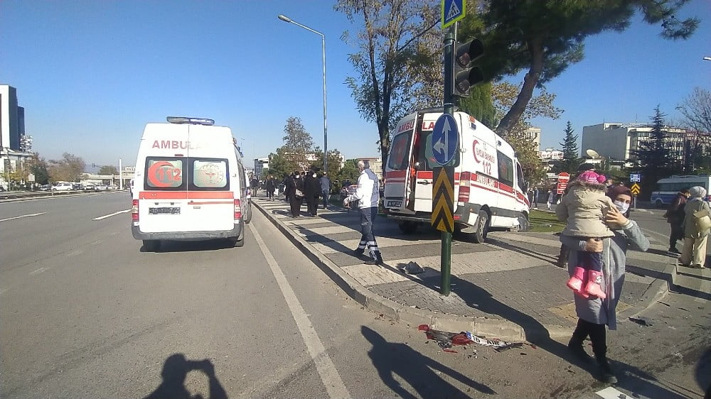 Ambulansla otomobil çarpıştı: 5 yaralı