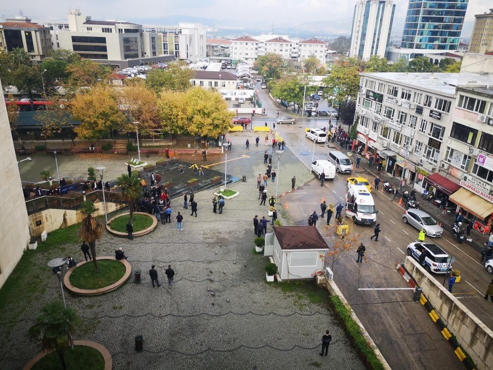 Bursa Adliyesi önündeki bıçaklı kavga kamerada…O anlar kamerada