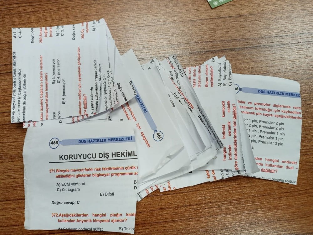 Ders kitaplarını yırtıp uyuşturucu sakladı