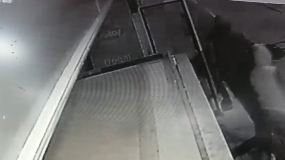 Getirdikleri poşetlerle dükkan önündeki dolabı soydular