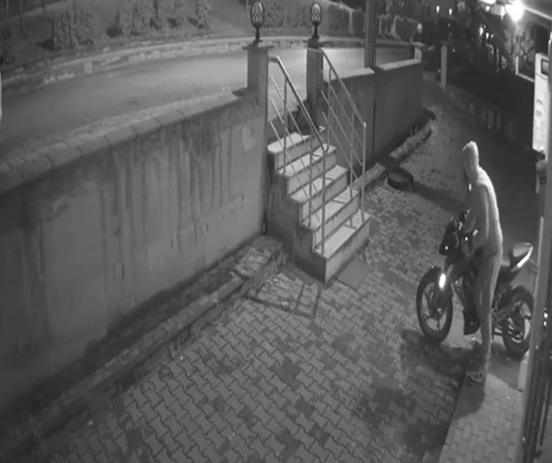 Lüks motosiklet hırsızı kameraya yakalandı