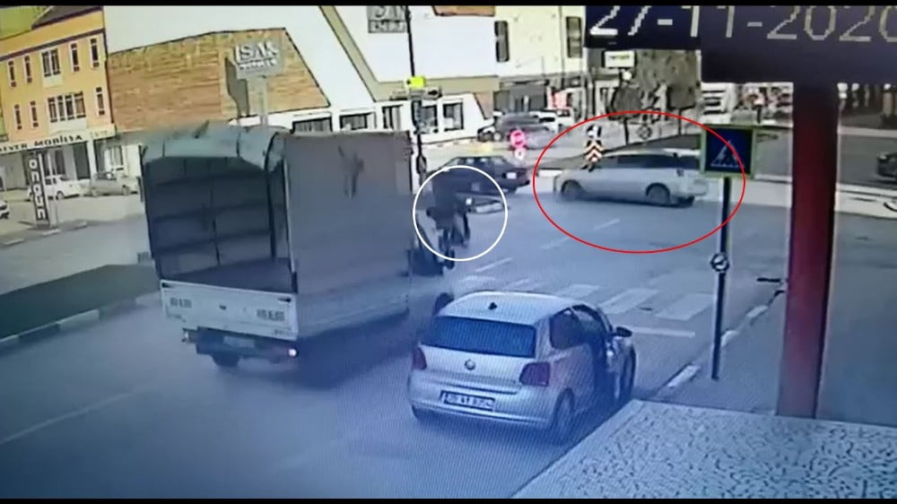 Motosiklet ile otomobil çarpıştı