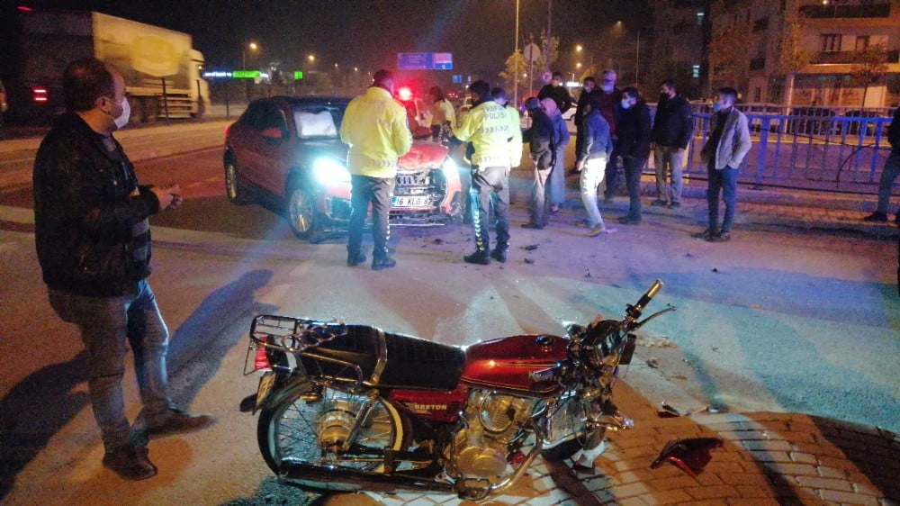 Motosiklet ile otomobil kafa kafaya çarpıştı: 1 ağır yaralı