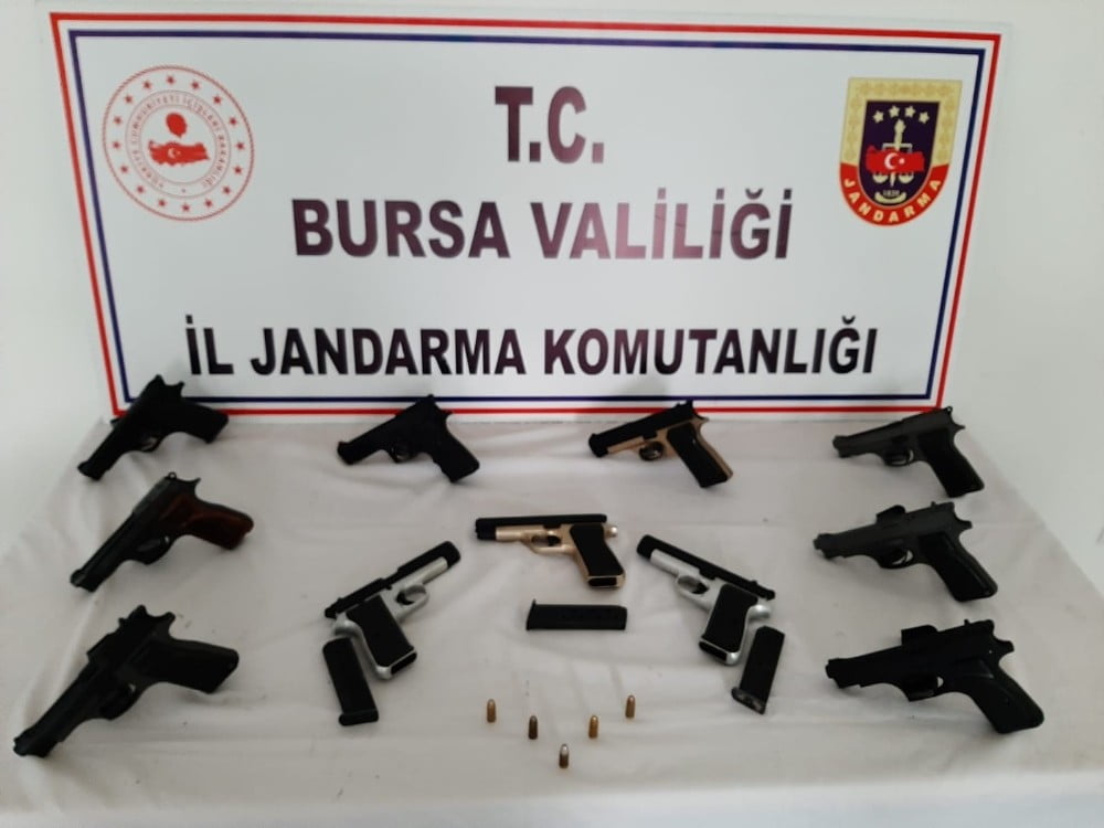 Silah kaçakçısının evine şok baskın