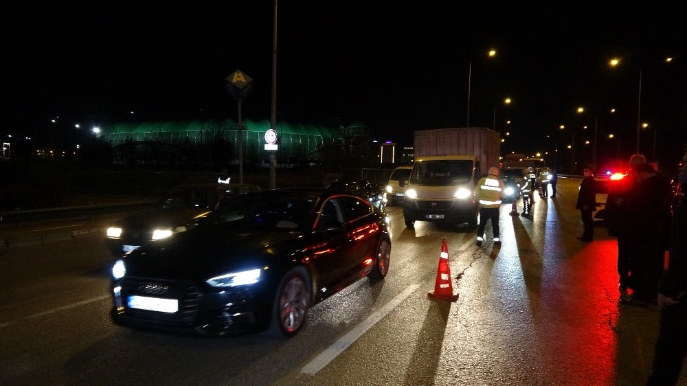 Sokağa çıkma kısıtlamasının başlamasıyla trafik denetimleri de başladı