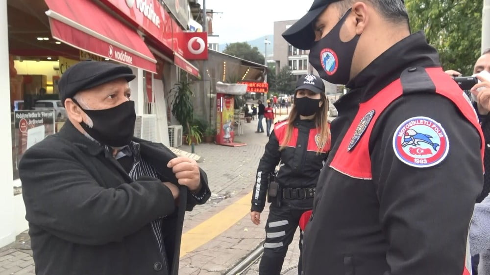Yasak saati dışarı çıktı, polis konuşmasıyla herkesi şaşırttı