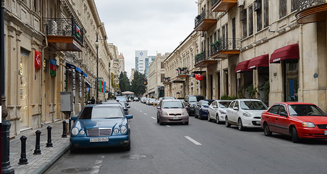 Bakü sokakları Türk bayrakları ile süslendi