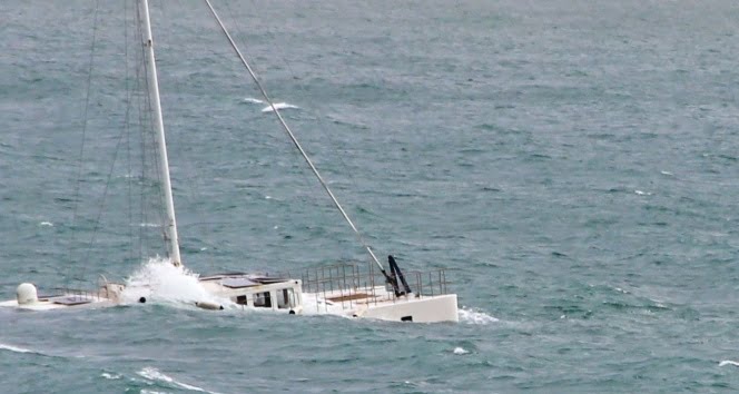 Bodrum’da çıkan fırtına milyonluk tekneyi alabora etti