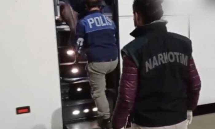 Yolcu otobüsünde uyuşturucu sevkiyatına polis müdahalesi: 3 gözaltı