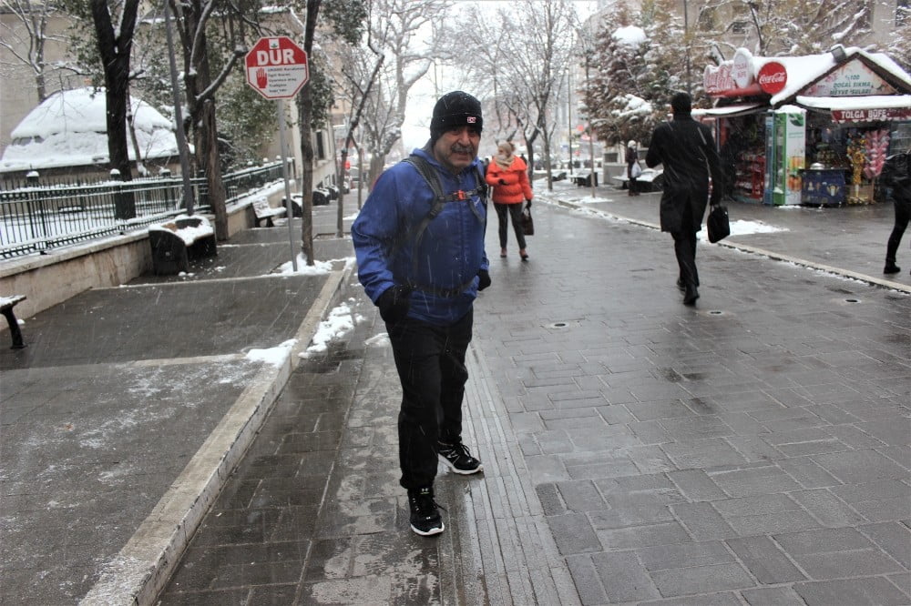 17 kilometre koşarak evine gidiyor!