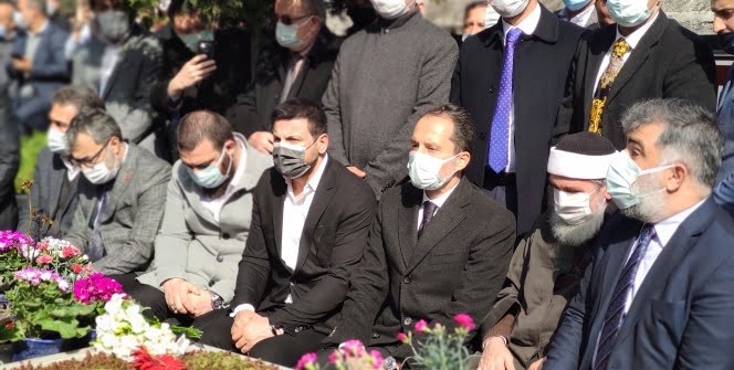 Fatih Erbakan, babası Necmettin Erbakan’ın kabrini ziyaret etti