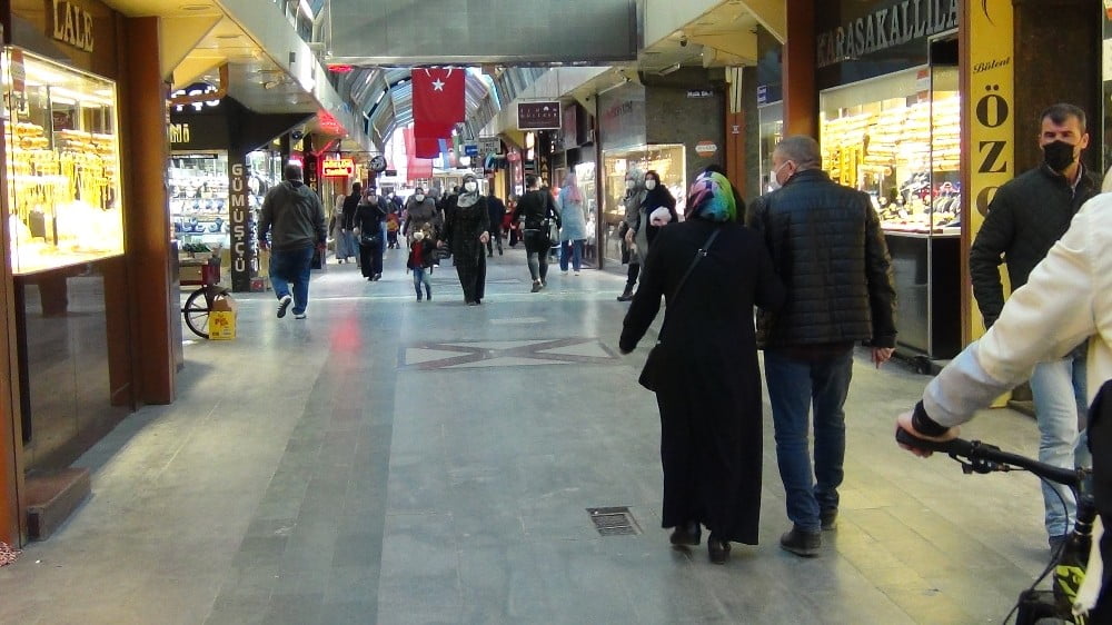 Altın düştü, borcu olan ve düğün yapacaklar kuyumculara koştu