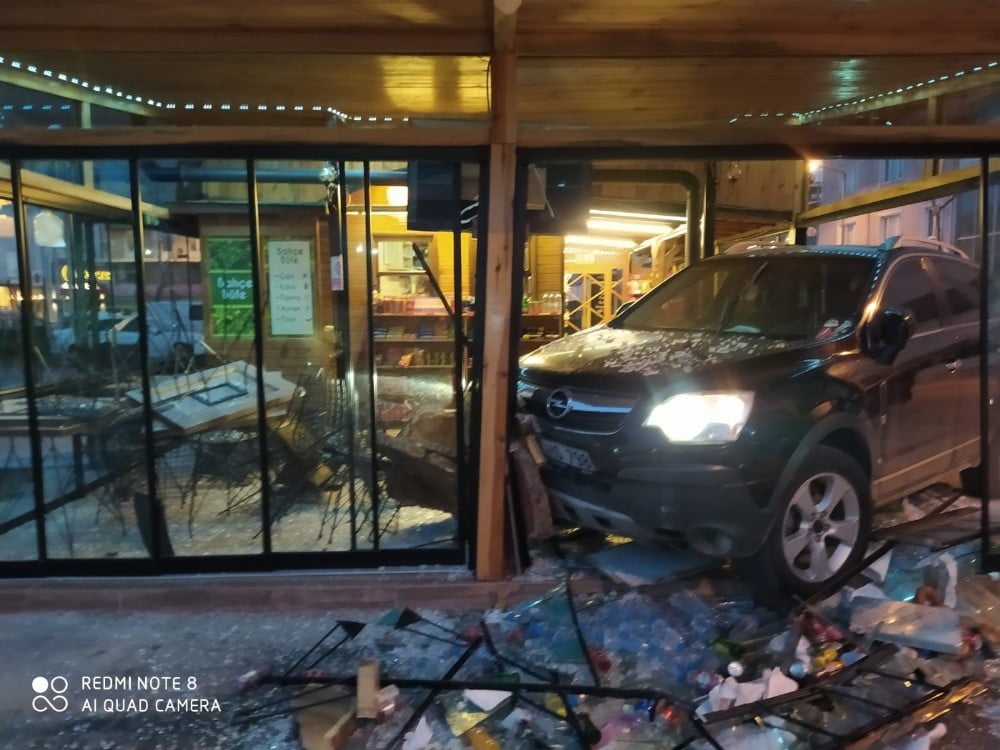 Aracıyla kafeye girdi, çalışan kadın ölümden kıl payı kurtuldu