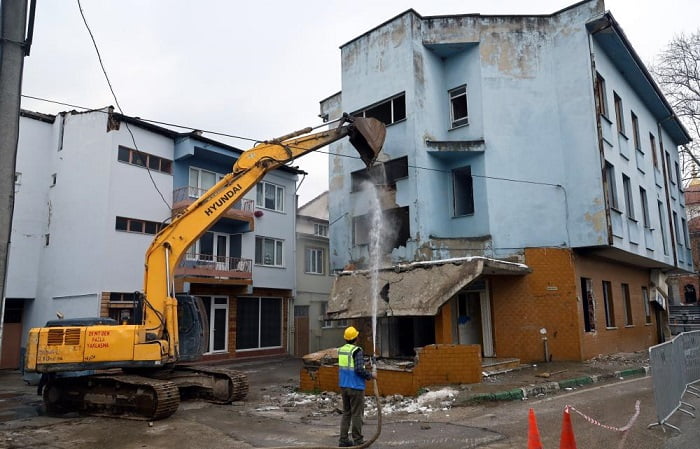 Büyükşehir, riskleri ortadan kaldırıyor