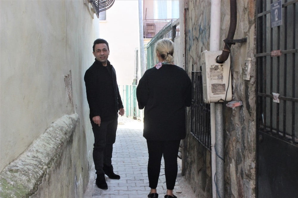 Bu Sokaktan İki̇ Ki̇şi̇ Yan Yana Geçemi̇yor