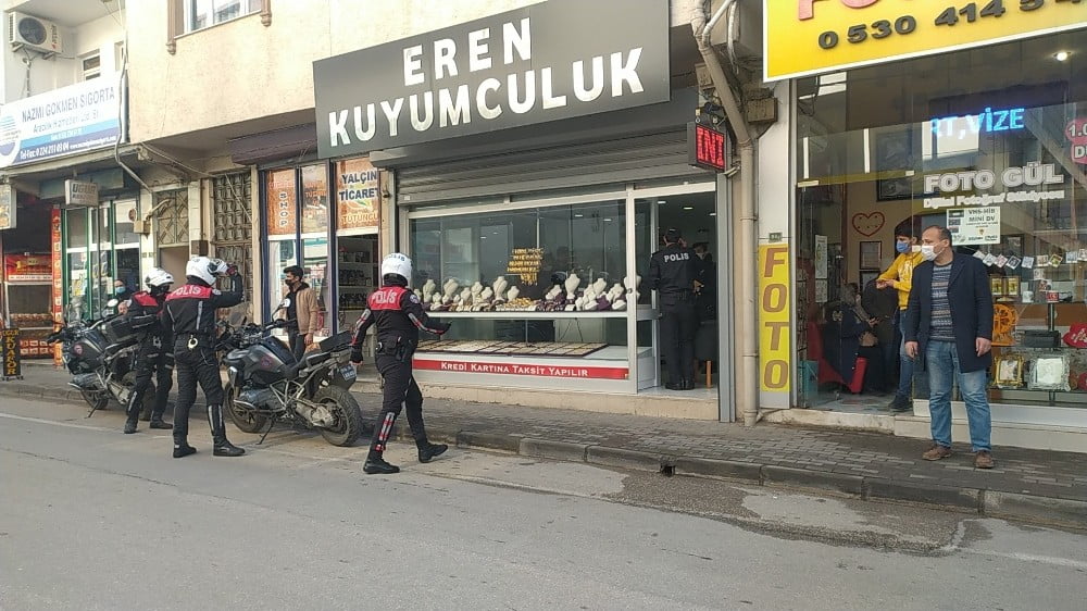 Bursa’da kuyumcuyu pompalı tüfekle soyan iki kişi tutuklandı