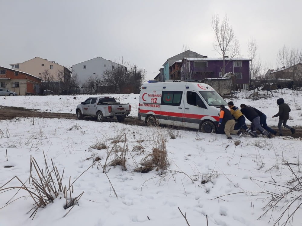 Çamura saplanan 112 ekiplerine vatandaş yetişti