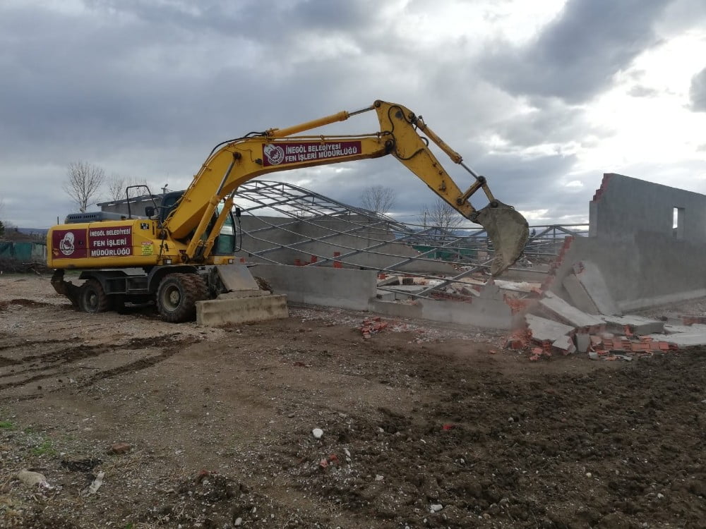 Çevre yolundaki kaçak yapı yıkıldı