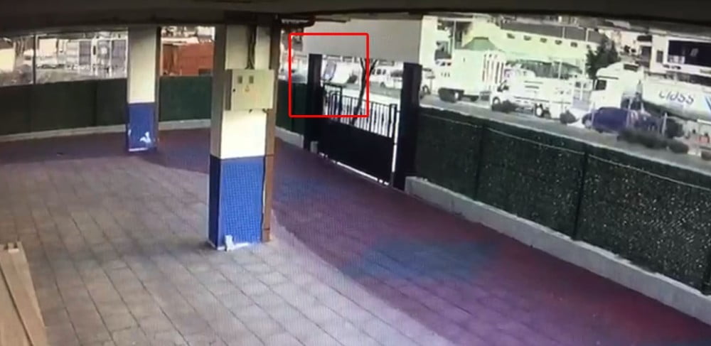 Direksiyonda kriz geçiren sürücünün kaza anı kamerada