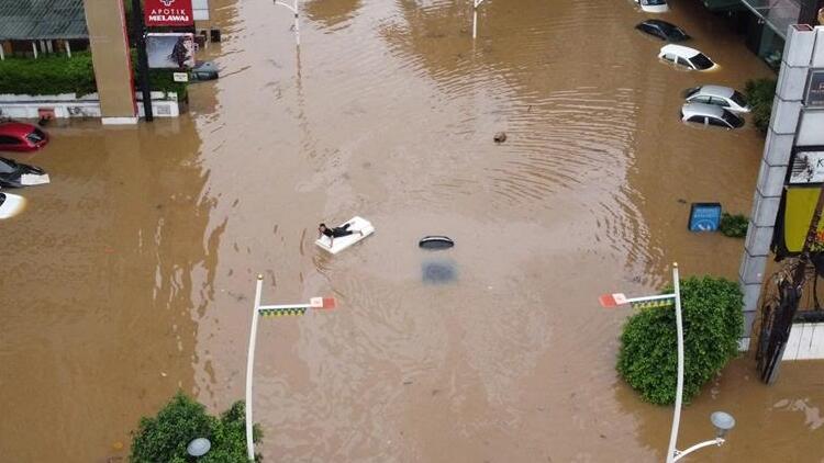 Endonezya’da 1380 kişi selden etkilendi