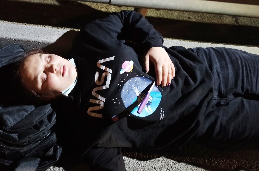 Genç kız karnındaki bıçak ile ambulansı bekledi