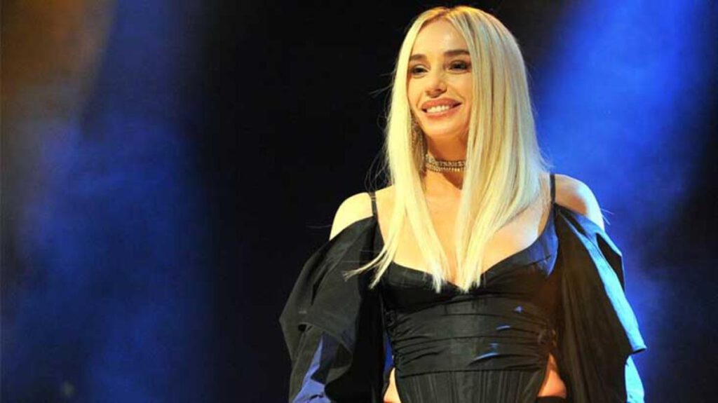 Gülşen’in kombini şaşkın bakışların odağı oldu