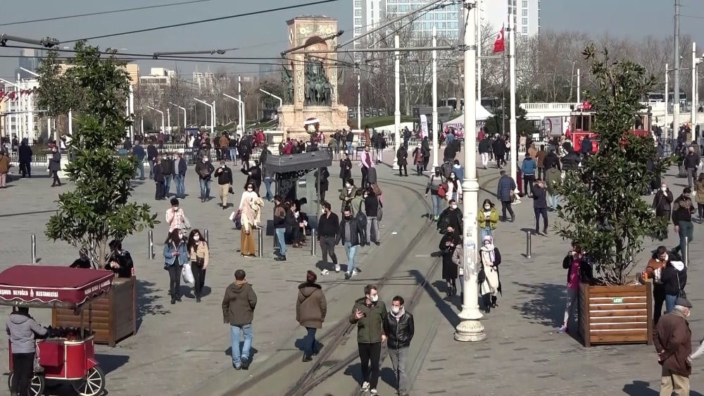 İstiklal Caddesi’nde iğne atsan yere düşmüyor!