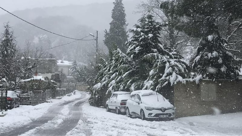 Kilometrelerce kuyruk oluştu