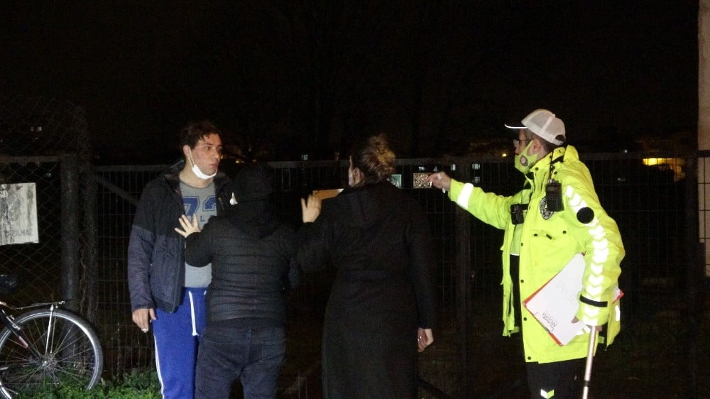 Kısıtlamayı delen alkollü sürücü kaza yaptı, polislerin üzerine yürüdü