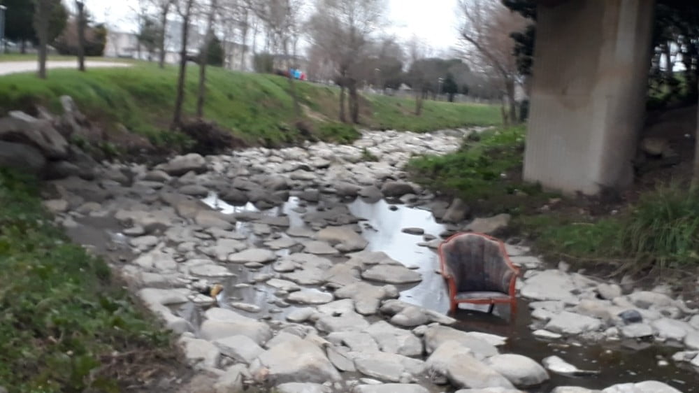 Koltuğun Dereye Atıldığını Gören Sporcular İsyan Etti̇