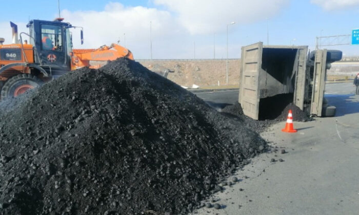 Kayseri’de tır devrildi, yol ulaşıma kapandı