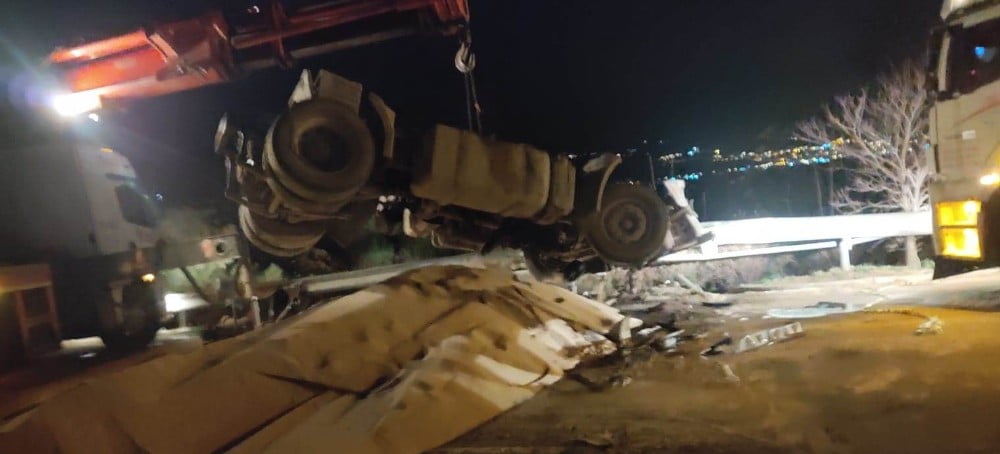 Kontrolden çıkan tır vinçe çarptı: 1 ölü