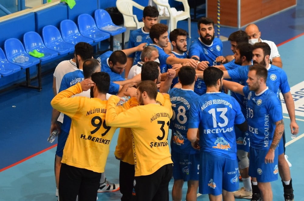 Nilüferli hentbolcuların galibiyet sevinci