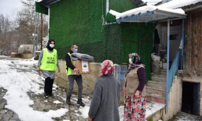 Karlı yollar aşıldı, yardımlar ulaştırıldı