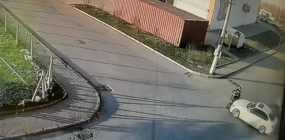 Otomobilin çarptığı genç yaralandı