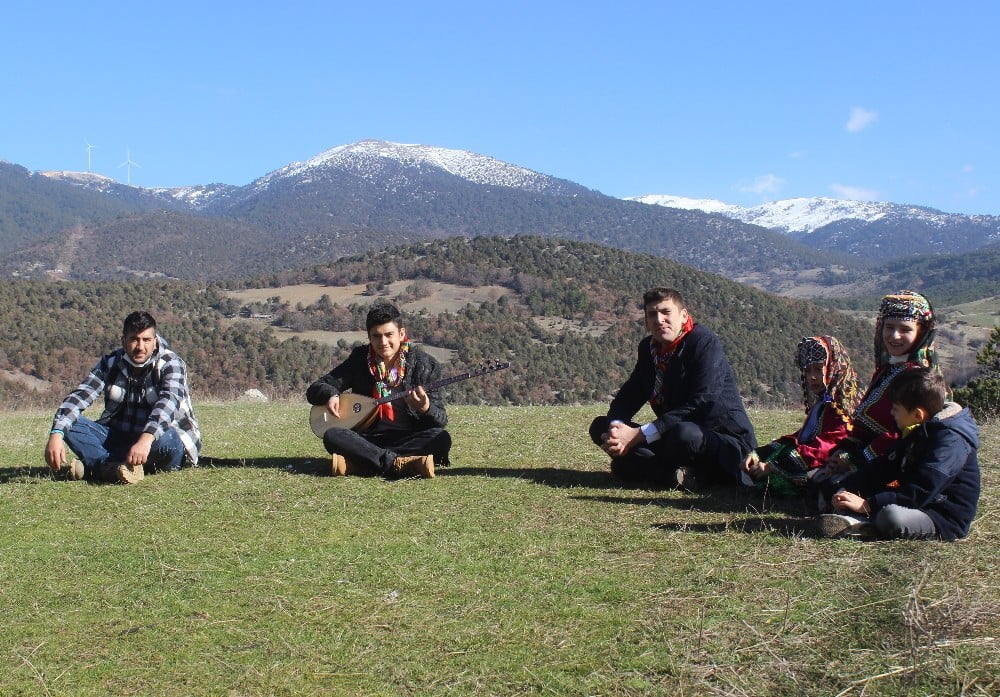 3 parmağıyla bağlama çalan genç, usta sanatçılara taş çıkartıyor