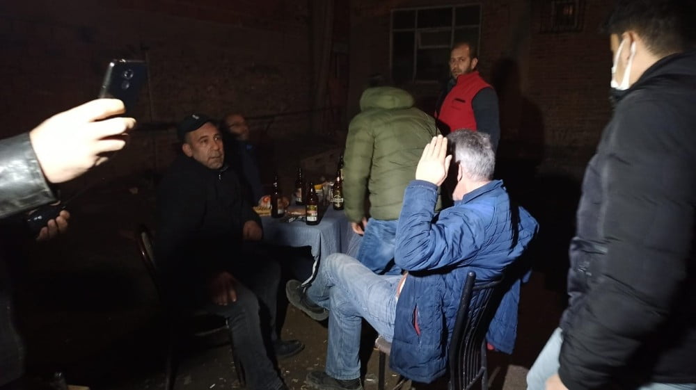 Polis kaçak meyhaneye dönüştürülen mekânı müşteri kılığında bastı