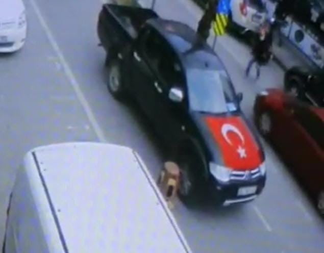 Yolun karşısına geçmeye çalışırken araba çarptı