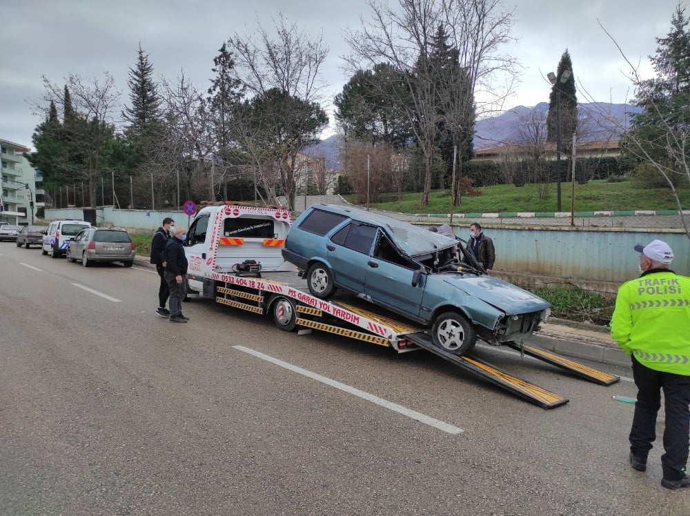 Takla Atan Araçtan Sağ Çıktı