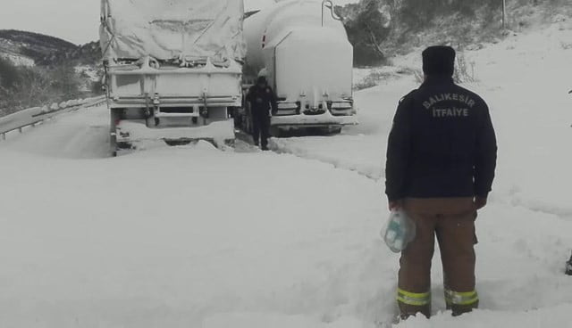 Balıkesir-Bursa yolu ulaşıma kapandı