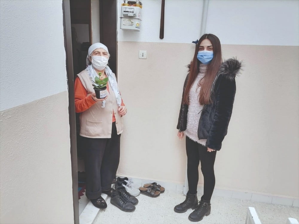 Üniversite öğrencileri pandemi döneminde büyükleri unutmadı