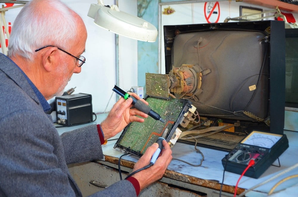 Yarım Asırdır Radyo Ve Televi̇zyonları Onarıyor