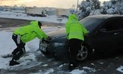 Yolda kalan sürücülere yardım ettiler