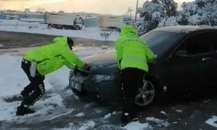 Yolda kalan sürücülere yardım ettiler